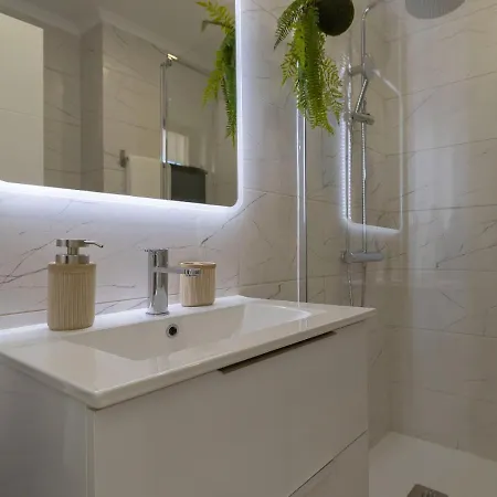 Stunning Modern In Oura Beach Апартаменти