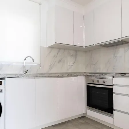 Stunning Modern In Oura Beach Апартаменти *