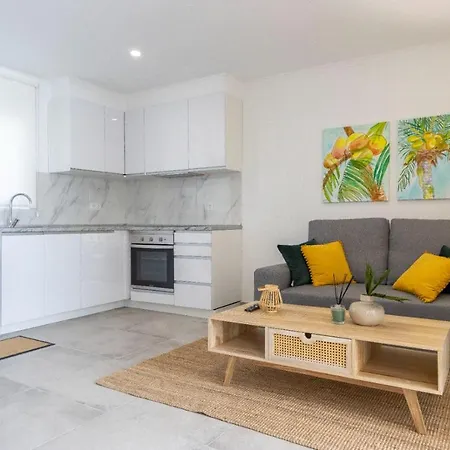 Stunning Modern In Oura Beach Апартаменти *